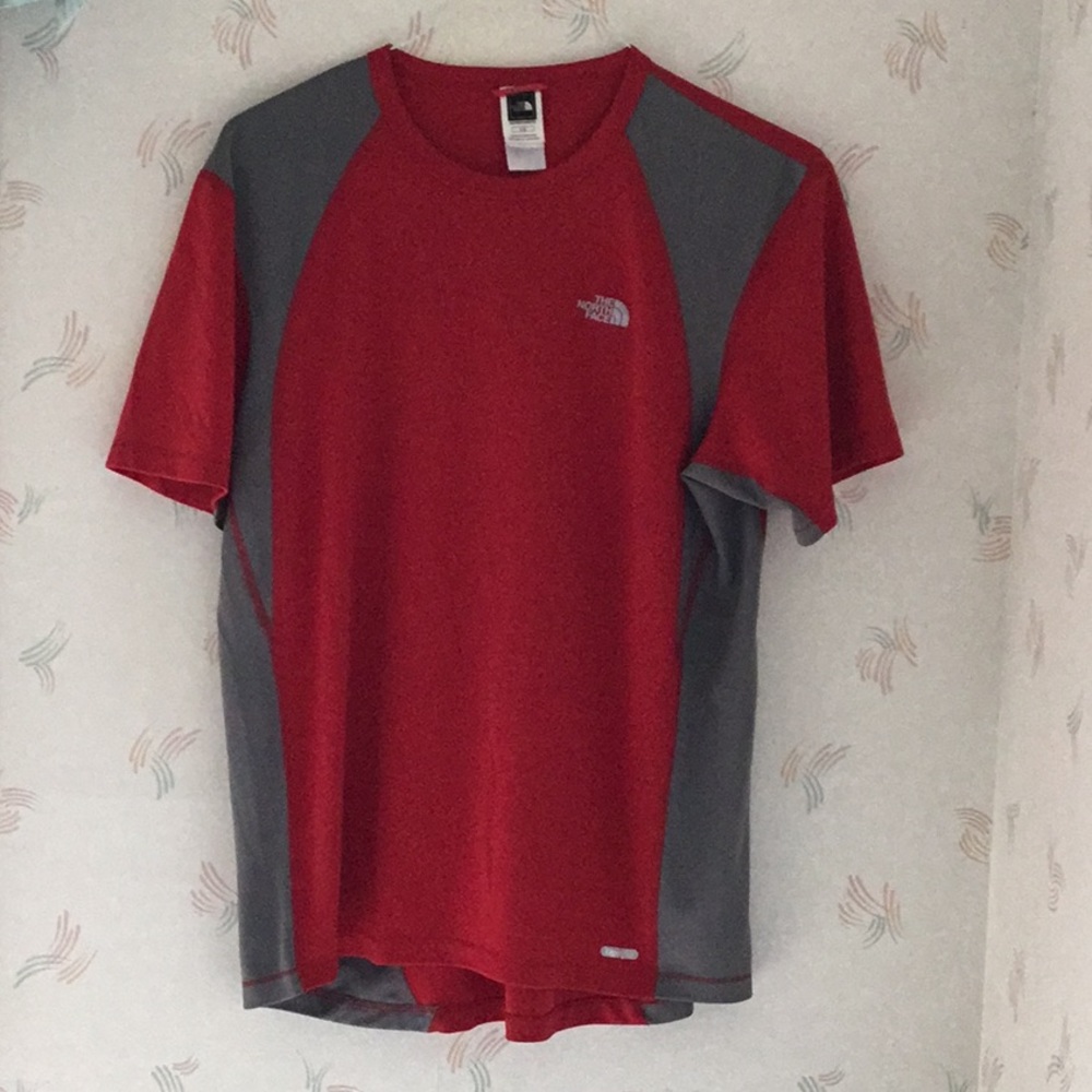 The North Face VaporWick Men’s T-shirt Gray/Red Colorblock Short Sleeve size L